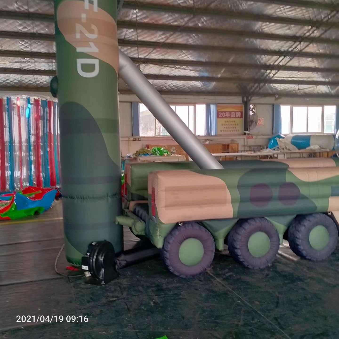 景德镇军事演习中的充气目标车辆：模拟发射车雷达车坦克飞机